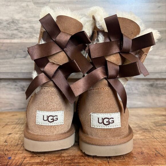 UGG Bailey Bow Suede Boots Girls 4 Inside Fur is in good condition, Front of Sho - Picture 1 of 9